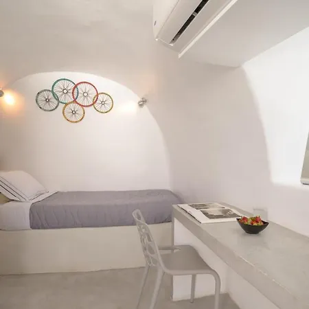 Mybozer Cave Karterados (Santorini)